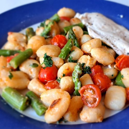 Gnocchi with chicken and green asparagus