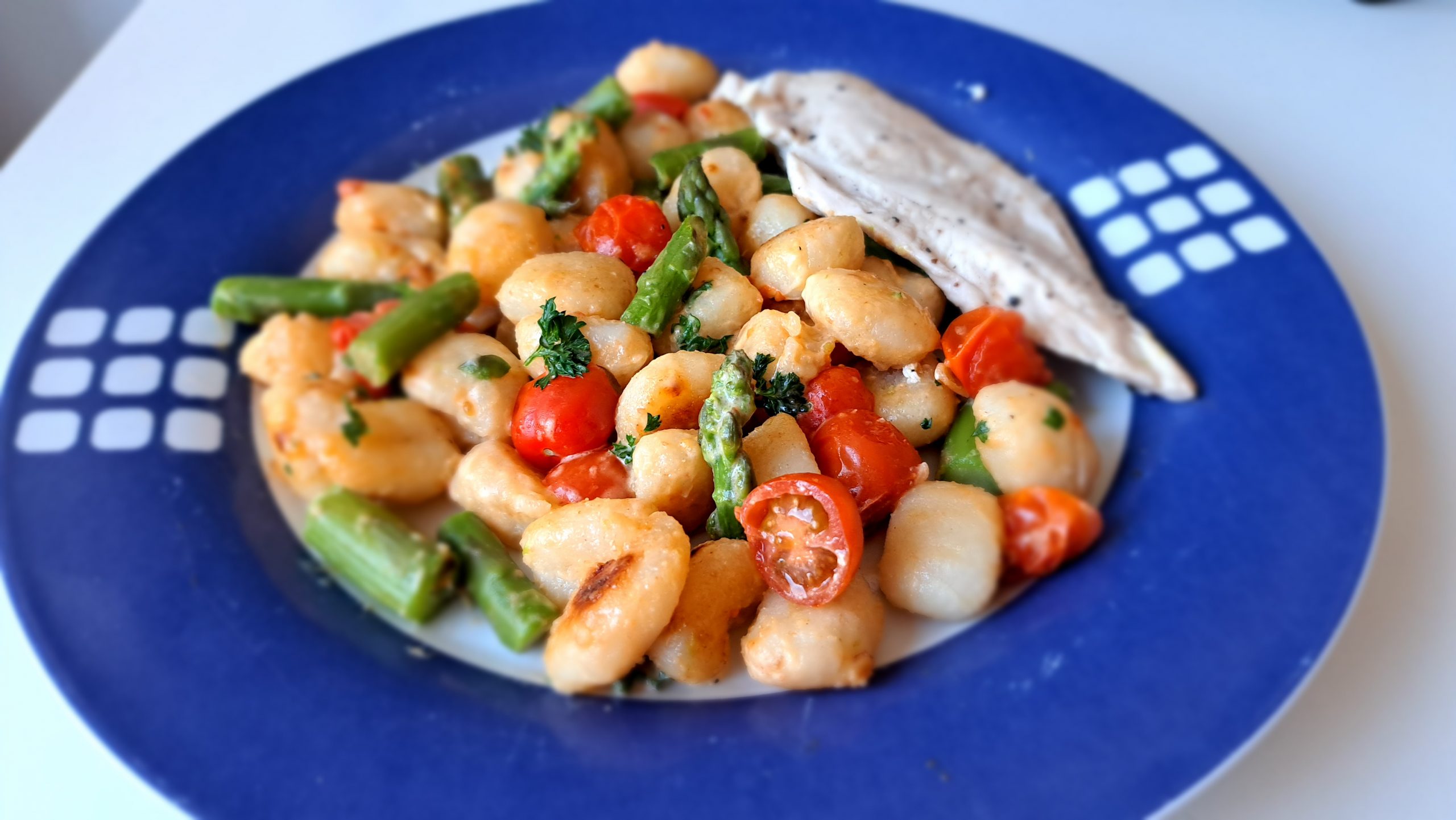 Gnocchi with chicken and green asparagus